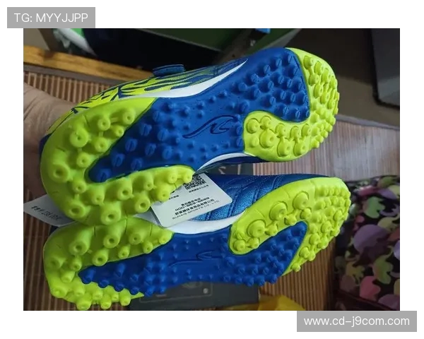 以足球拍摄鞋为焦点探索速度力量与激情的完美融合 以足球拍摄鞋为焦点探索速度力量与激情的完美融合